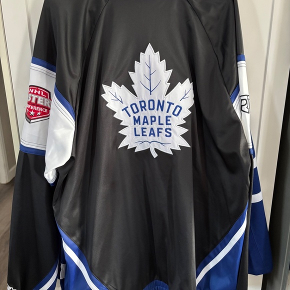 Toronto Maple Leafs jacket - Picture 2 of 6